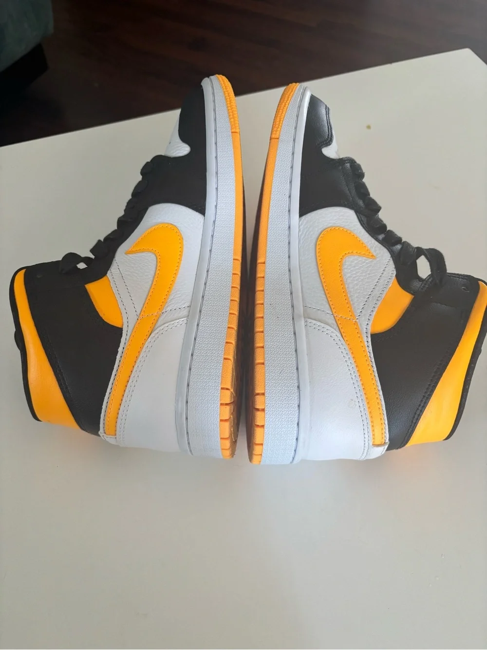 Nike Women’s Air Jordan 1SE Mid size 8